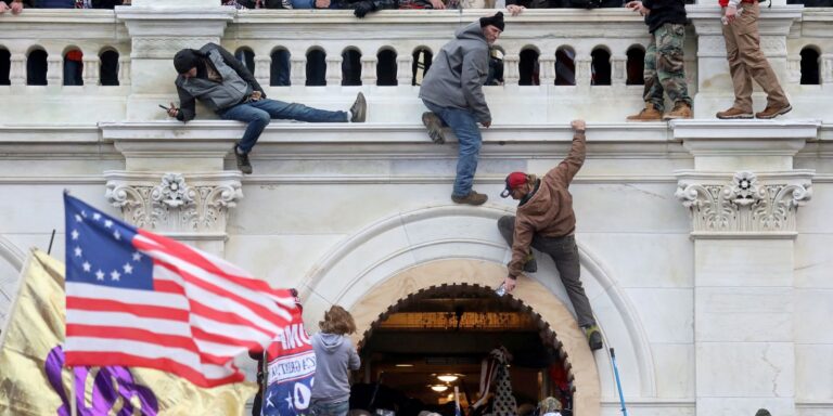 EUA lançam site onde reescrevem versão da invasão ao Capitólio