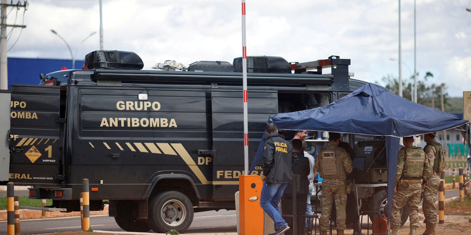 Security forces work as a robot of the federal police bomb squad is seen near what is believed to be an explosive artifact in Brasilia, Brazil, December 24, 2022. REUTERS/Adriano Machado