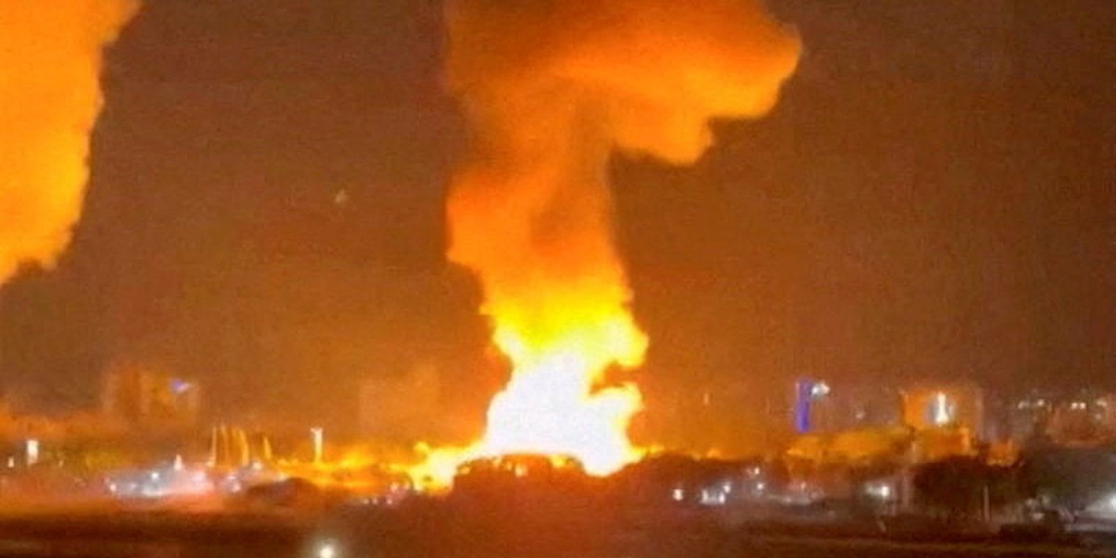 Fumaça sobe após múltiplas explosões em Caracas
03/01/2026 Vídeo Obtido pela Reuters/via REUTERS