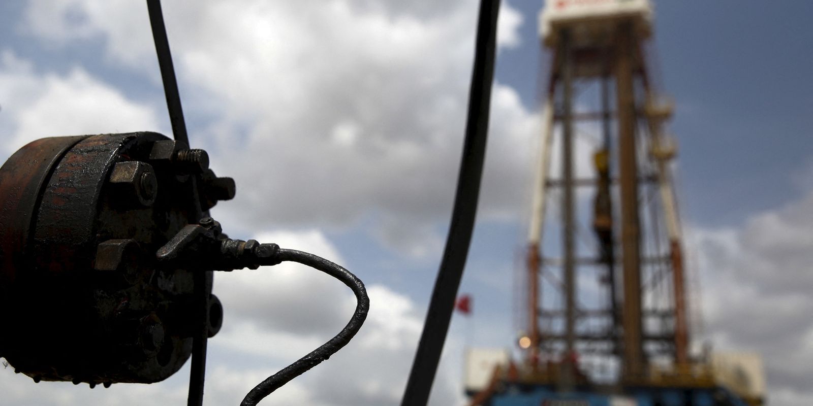 Petróleo na Venezuela
FILE PHOTO: Crude oil drips from a valve at an oil well operated by Venezuela's state oil company PDVSA, in the oil rich Orinoco belt, near Morichal at the state of Monagas April 16, 2015. Picture taken on April 16, 2015. REUTERS/Carlos Garcia Rawlins/File Photo