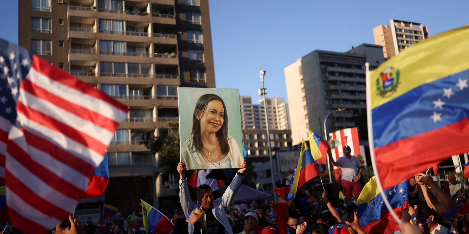 Manifestante segura cartaz com a imagem da líder da oposição venezuelana María Corina Machado durante manifestação em Santiago
03/01/2026 REUTERS/Pablo Sanhueza