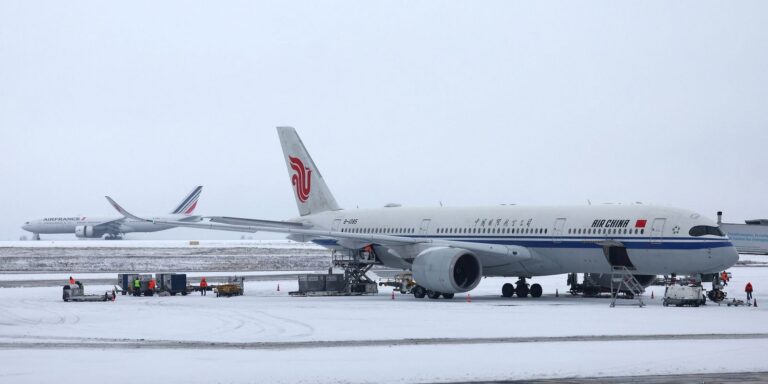 Tempestade Goretti: nevascas cancelam centenas de voos na Europa