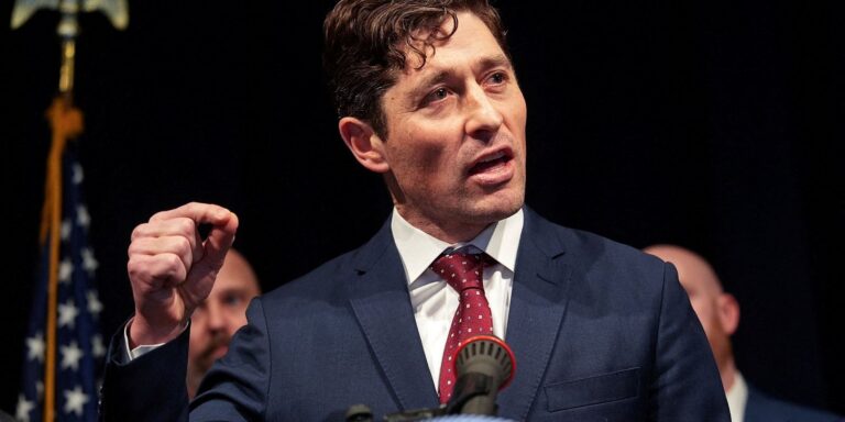 Prefeito de Minneapolis anuncia saída de agentes do ICE da cidade