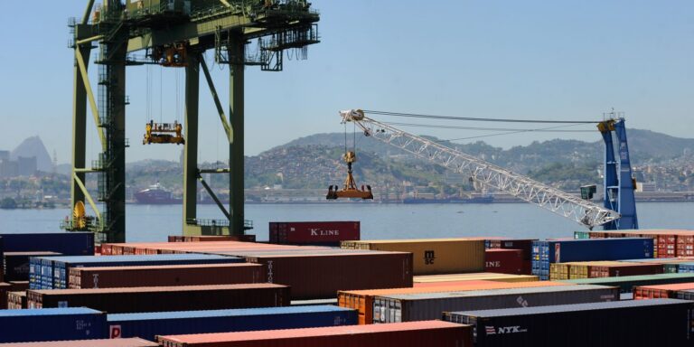 Governo projeta superávit comercial de até US$ 90 bilhões em 2026