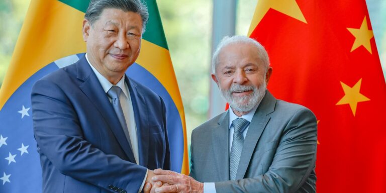 Xi Jinping garante a Lula apoio da China em tempos "turbulentos"