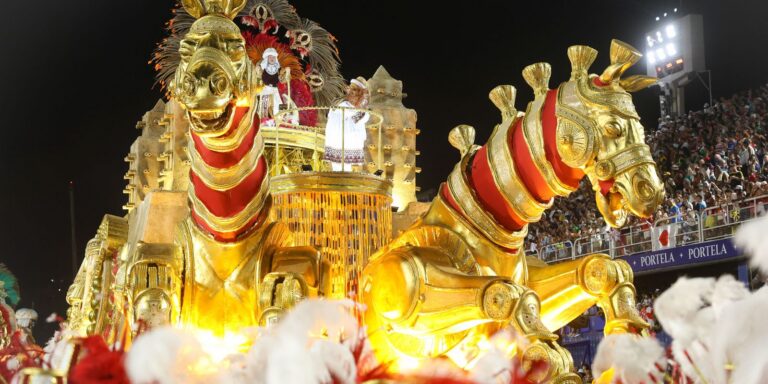 Enredos das escolas de samba contam a história não oficial