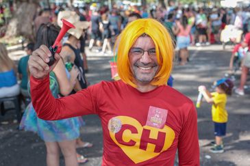 Brasília (DF), 15/02/2026 - Benedito Cruz Gomes fala com Agência Brasil durante carnaval de rua, bloco Galinho.
Foto: Joédson Alves/Agência Brasil