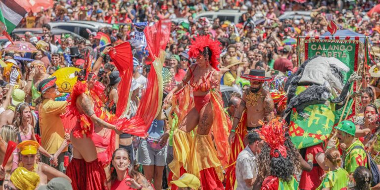 Calango Careta ocupa Brasília com alegorias, orquestra e arte circense