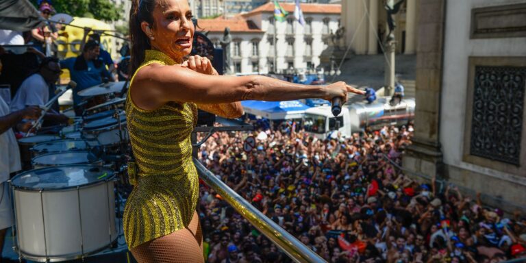 Mais de 500 mil foliões acompanham megabloco de Ivete Sangalo