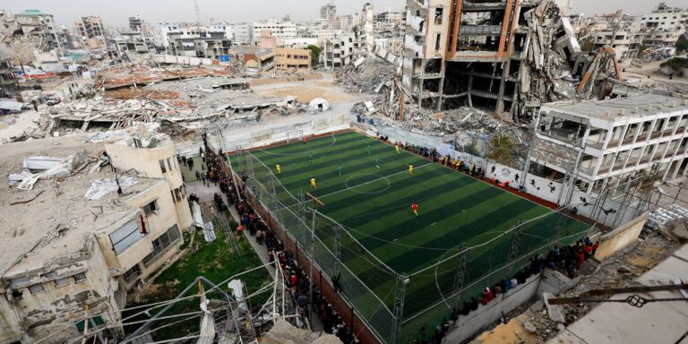 Futebol volta a campo de Gaza, em meio a perdas e ruínas da guerra