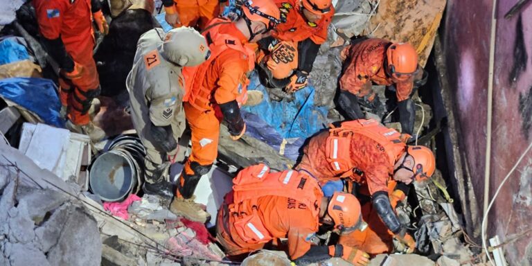 Prédio desaba no Rio e mata uma mulher