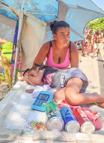 Rio de Janeiro (RJ), 17/02/2026 – Ambulante Taís Epifânio, com a filha de 4 anos.
Foto: Movimento Elas por Elas
