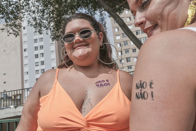 São Paulo (SP), 14/02/2026 - A foliona Cris fala com Agência Brasil durante desfile do Bloco. G Treme Mon Amour, no bairro da Bela Vista.  
Foto: Paulo Pinto/Agência Brasil