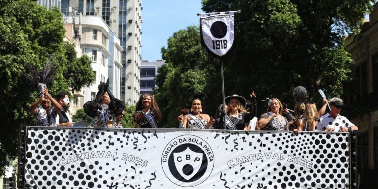 Cordão do Bola Preta celebra tradição de 107 carnavais no Rio