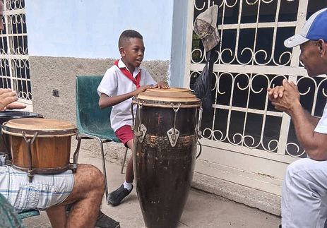 26/02/2026 - Personagens Cubanos - Robin, 9 anos, na escola de música que ele frequente, em Havana, patrocinada pelo Estado.Foto: Arquivo Pessoal/Divulgação