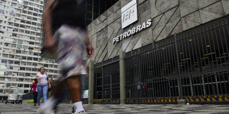 Petrobras diz que está entregando todo o combustível produzido
