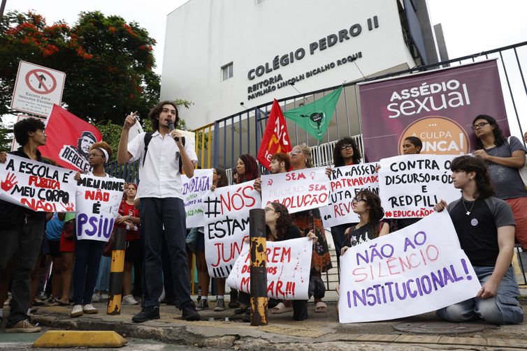 Rio de Janeiro (RJ), 10/03/2026 – O estudante do Colégio Pedro II Gabriel Pinho Leite Monteiro fala em protesto contra assédio sexual e silêncio institucional em frente à reitoria, em São Cristóvão, após caso de estupro coletivo envolvendo alunos. Foto: Fernando Frazão/Agência Brasil