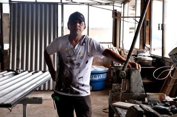 Juiz de Fora (MG), 19/03/2026 - Milton Angelo de Gusmão, serralheiro, morador do Parque Jardim Burnier, um dos bairros mais atingidos pela chuva. Um mês depois dos deslizamentos e alagamentos que causaram a morte de mais de 70 pessoas em Juiz de Fora, além de deixar milhares de pessoas desabrigadas. Foto: Tânia Rêgo/Agência Brasil