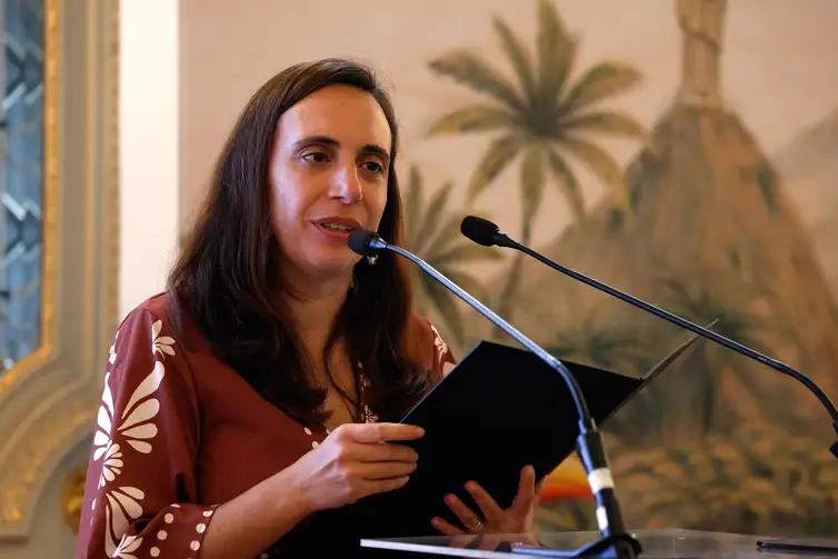 Rio de Janeiro (RJ), 25/03/2026 - Clara Paulino, presidente da Fundação Theatro Municipal do Rio de Janeiro, participa da solenidade de abertura da exposição de arte e caligrafia, Horizontes em Diálogo, no Theatro Municipal do Rio de Janeiro (TMRJ), abre o calendário de 2026 no contexto do Ano Cultural China-Brasil. Foto: Tânia Rêgo/Agência Brasil