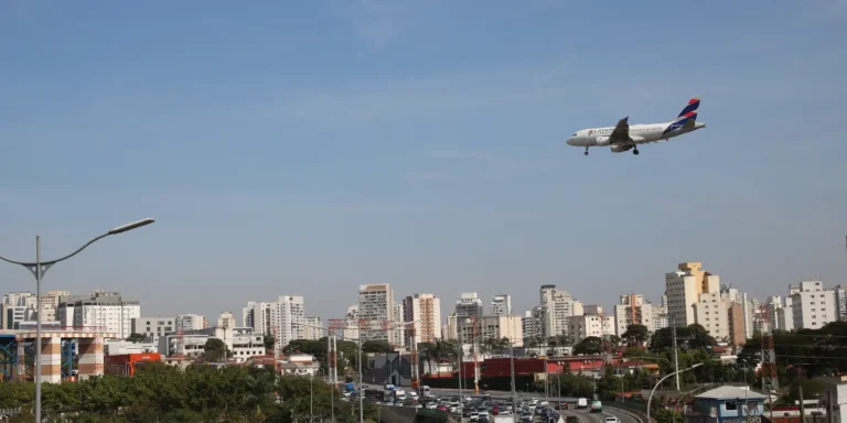 Empresas aéreas terão linha de crédito para enfrentar alta de custos