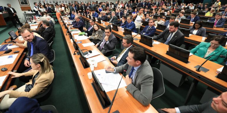 CCJ da Câmara retoma análise do fim da escala 6x1 nesta quarta