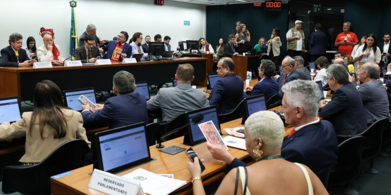 Oposição critica PEC do fim da escala 6x1 durante votação na Comissão