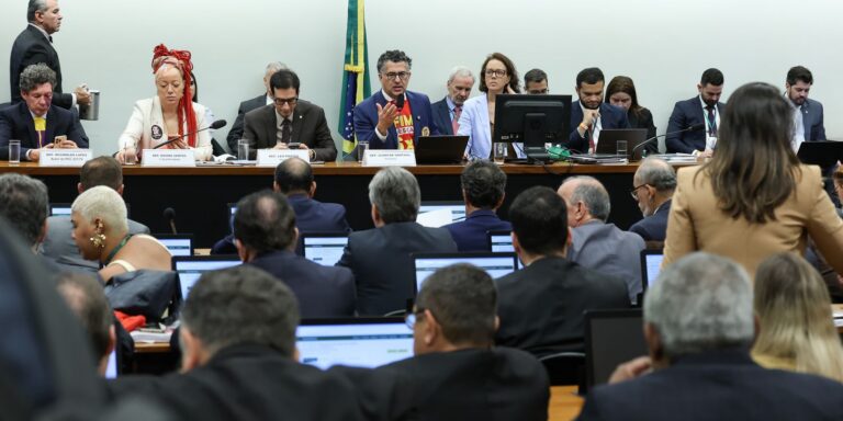 Centrão tenta derrubar transição de 60 dias para fim da escala 6x1