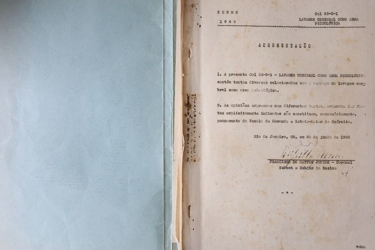 Rio de Janeiro (RJ), 15/05/2026 - Reprodução de documentos inéditos da ditadura militar que tinham sido roubados e escondidos pelo coronel do Exército Cyro Etchegoyen foram expostos pela jornalista Juliana Dal Piva em documentário. Foto: Rovena Rosa/Agência Brasil