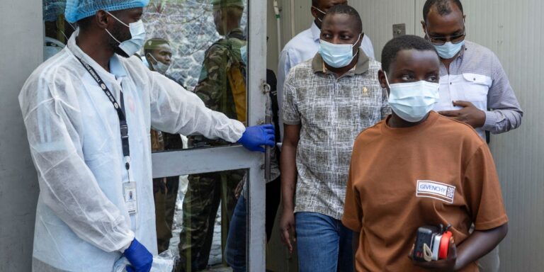 Uganda confirma mais três casos de ebola; total sobe para cinco