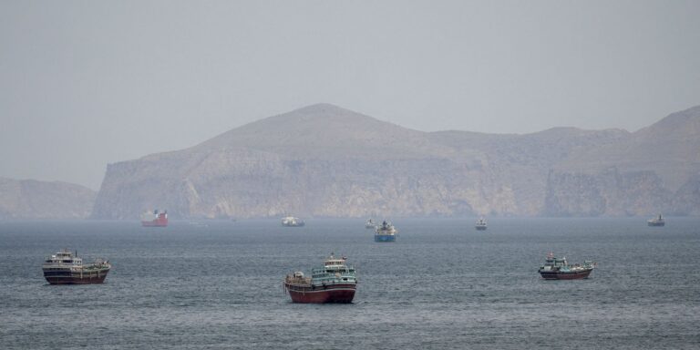 Mísseis atingem navio de guerra dos EUA que tentava entrar em Ormuz