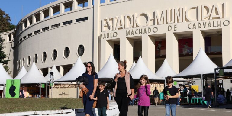 Feriado em SP tem programação gratuita em feira do livro no Pacaembu