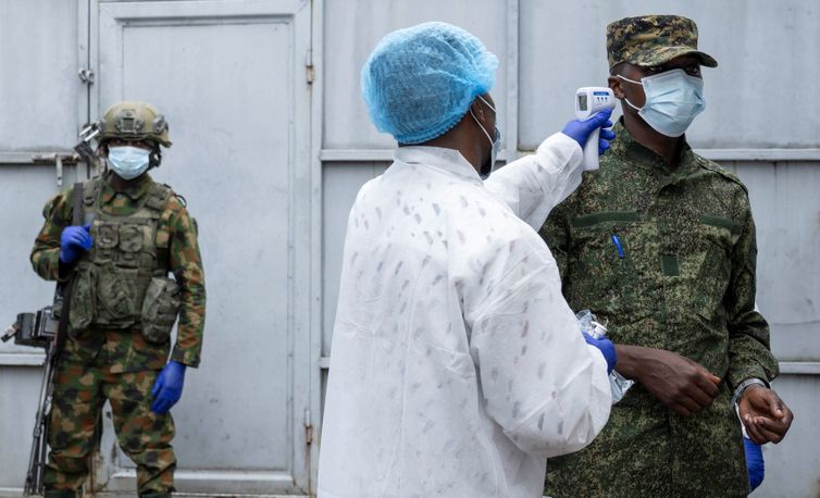 A health worker takes the temperature of an M23 rebel at the entrance to the Rodolphe Merieux Laboratory, National Biomedical Research Institute (INRB), where samples from suspected Ebola cases are examined, as part of the response to the epidemic in Goma, North Kivu province of the Democratic Republic of Congo, May 19, 2026. REUTERS/Arlette Bashizi