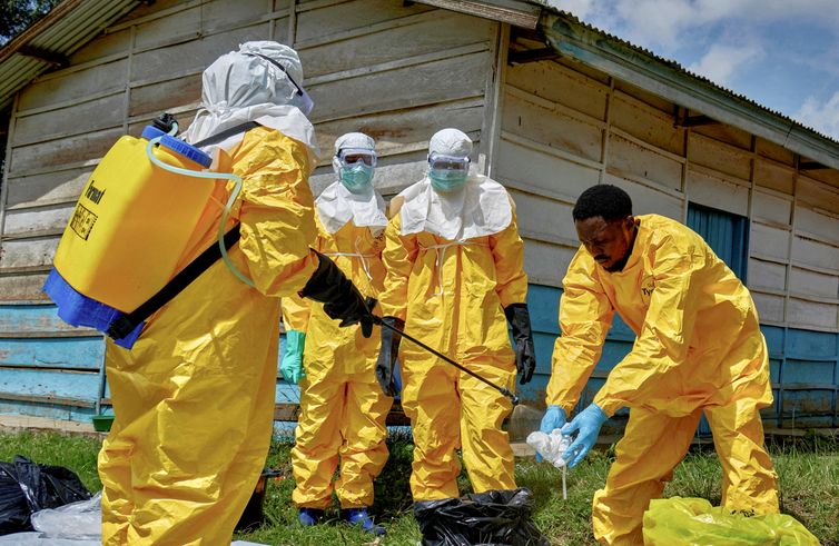 Red Cross workers disinfect after handling the body of a person who died of Ebola, as aid agencies intensify efforts to contain a new Ebola outbreak involving the Bundibugyo strain, at the Centre Medical Evangelique (CME) in Hoho commune of Bunia, Ituri province, Democratic Republic of Congo, May 21, 2026. REUTERS/Gradel Muyisa Mumbere     TPX IMAGES OF THE DAY
