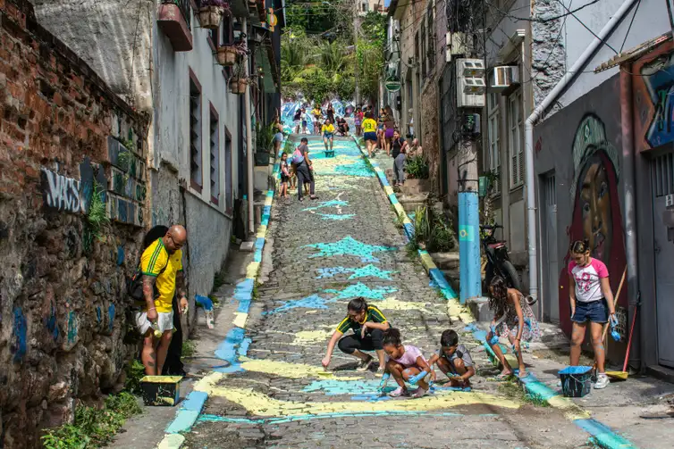 Rio de Janeiro (RJ), 12/06/2026 - Moradores fazem pintura na Rua Capiberibe para os jogos da Copa do Mundo de Futebol 2026. Foto: Thiago Nunes/Divulgação