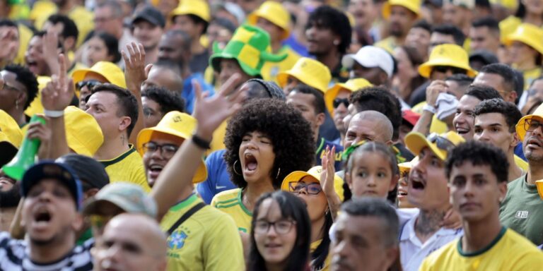 Torcedores se reúnem no centro de SP para assistir ao jogo do Brasil