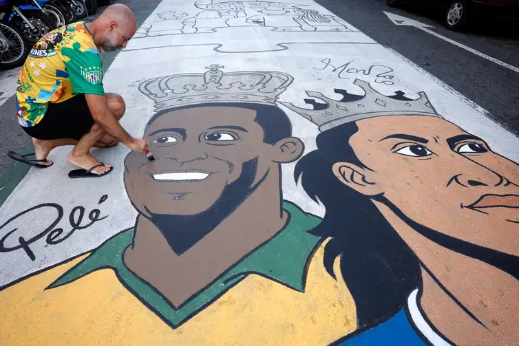 Rio de Janeiro (RJ), 09/06/2026 - Rodrigo Habbib, desenhista da pintura da Rua Pereira Nunes, em Vila Isabel, zona norte da cidade, pintada e enfeitada para a Copa do Mundo de Futebol 2026.  Foto: Tânia Rêgo/Agência Brasil