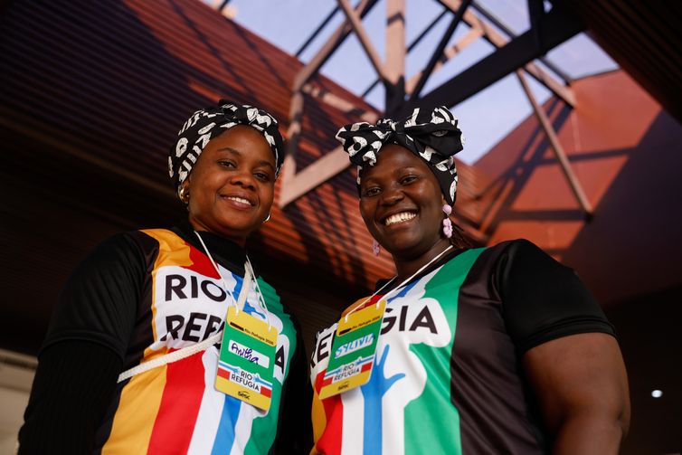 Rio de Janeiro (RJ), 20/06/2026 - Anitha Agossou do Benin e Sylivia Koberwa, de Uganda ministram aula de turbante no evento Rio Refugia, que celebra o Dia Mundial do Refugiado. Festival multicultural promovido pelo Sesc RJ, Abraço Cultural, PARES Cáritas RJ e Feira Chega Junto, com apoio do ACNUR (Alto Comissariado das Nações Unidas para os Refugiados), no Sesc Tijuca, zona norte da cidade. Foto: Tânia Rêgo/Agência Brasil