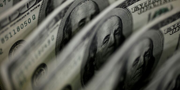 Dólar sobe para R$ 5,11, e bolsa fica estável, apesar de tensão global