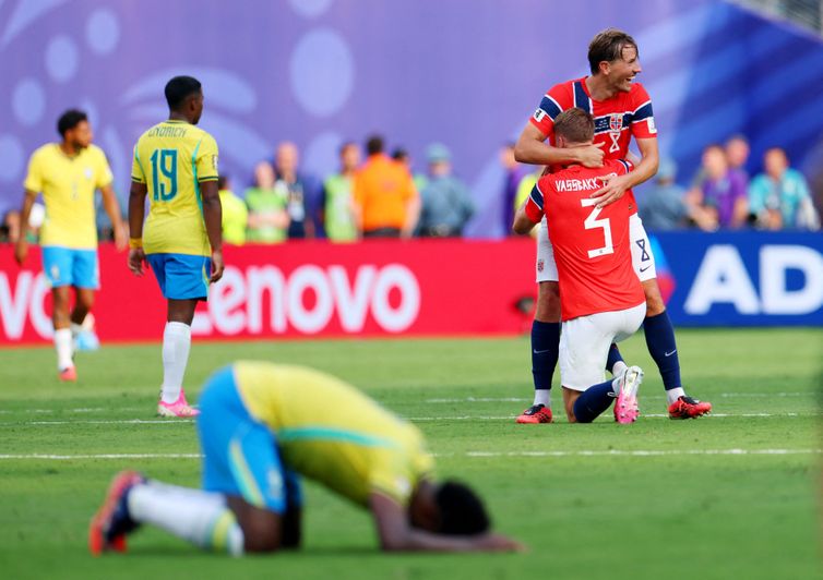 Soccer Football - FIFA World Cup 2026 - Round of 16 - Brazil v Norway - New York New Jersey Stadium, East Rutherford, New Jersey, U.S. - July 5, 2026
Norway's Kristoffer Ajer and Sander Berge celebrate after the match as Noway qualify for the quarter finals of the World Cup REUTERS/Mike Segar