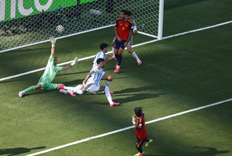 Soccer Football - FIFA World Cup 2026 - Final - Spain v Argentina - New York/New Jersey Stadium, East Rutherford, New Jersey, U.S. - July 19, 2026 Spain's Ferran Torres scores their first goal past Argentina's Emiliano Martinez REUTERS/Jeenah Moon
