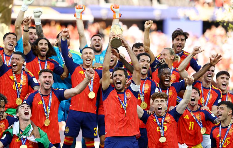 Soccer Football - FIFA World Cup 2026 - Final - Spain v Argentina - New York/New Jersey Stadium, East Rutherford, New Jersey, U.S. - July 19, 2026 Spain's Rodri lifts the trophy with teammates after winning the World Cup REUTERS/Kai Pfaffenbach
