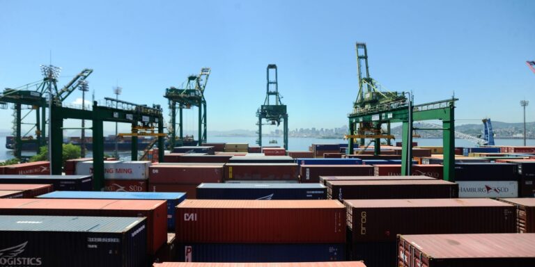 Projeção de superávit comercial é elevada para US$ 90 bilhões 