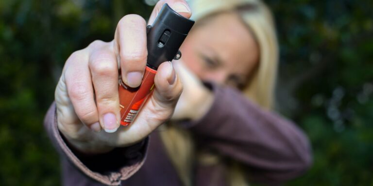 Mulheres podem comprar e usar spray de pimenta para defesa pessoal