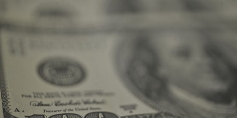Dólar recua, bolsa cai e petróleo dispara com tensão no Oriente Médio