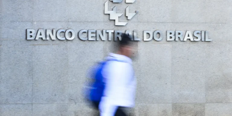 Juros das famílias seguem elevados e chegam a 64% ao ano, diz BC