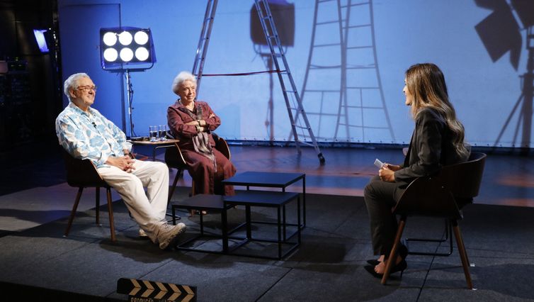 Rio de Janeiro (RJ), 26/09/2023 - Gravação do programa Cine Resenha, da TV Brasil, com o cineasta Luiz Carlos Barreto e a produtora Lucy Barreto, sua esposa, apresentado por Priscila Rangel. Foto: Fernando Frazão/Agência Brasil