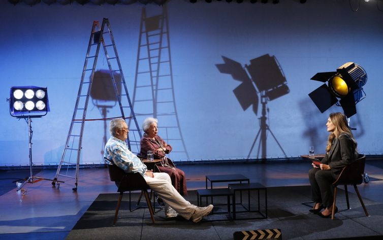 Rio de Janeiro (RJ), 26/09/2023 - Gravação do programa Cine Resenha, da TV Brasil, com o cineasta Luiz Carlos Barreto e a produtora Lucy Barreto, sua esposa, apresentado por Priscila Rangel. Foto: Fernando Frazão/Agência Brasil