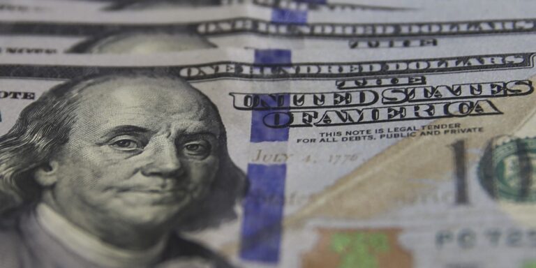 Dólar supera R$ 5,20, e bolsa cai com expectativa por juros nos EUA
