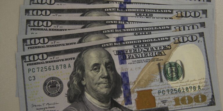 Dólar cai a R$ 5,13, e bolsa recua em dia de ajuste no mercado
