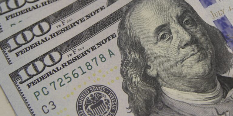 Dólar encosta em R$ 5,10 com tarifaço e tensão global